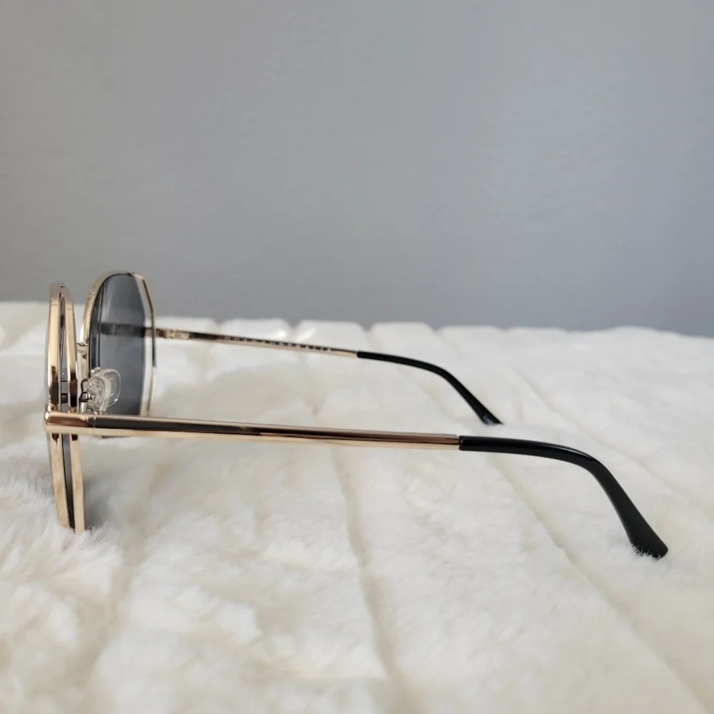 QUAY // ltd ed oversized retro-glam smoke lens gold frames